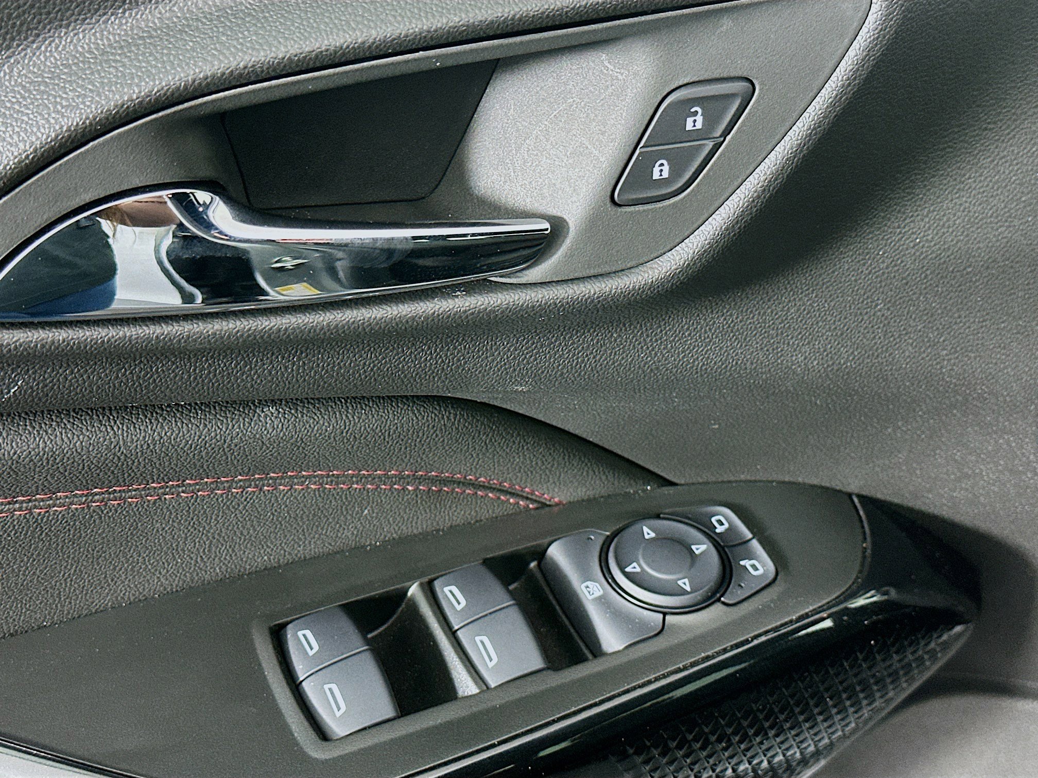 Used 2025 Chevrolet Trax RS FWD image 15