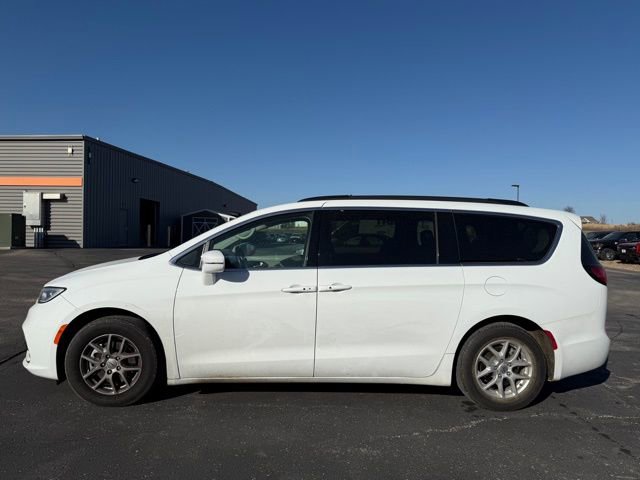 Used 2022 Chrysler Pacifica Touring-L image 3