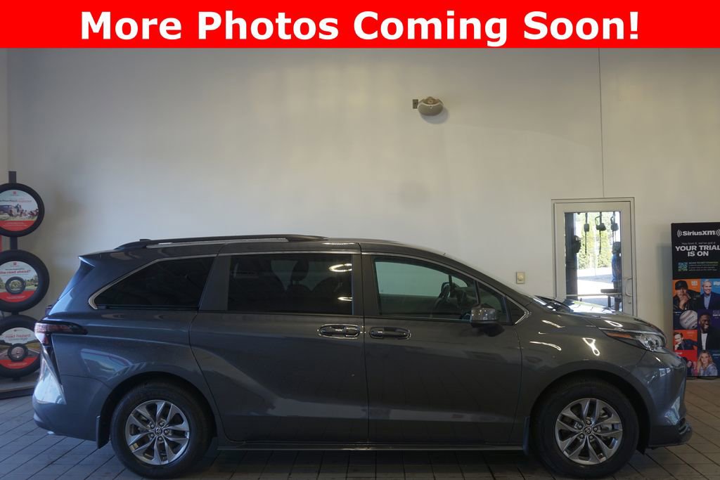 Used 2025 Toyota Sienna LE AWD/4WD image 2