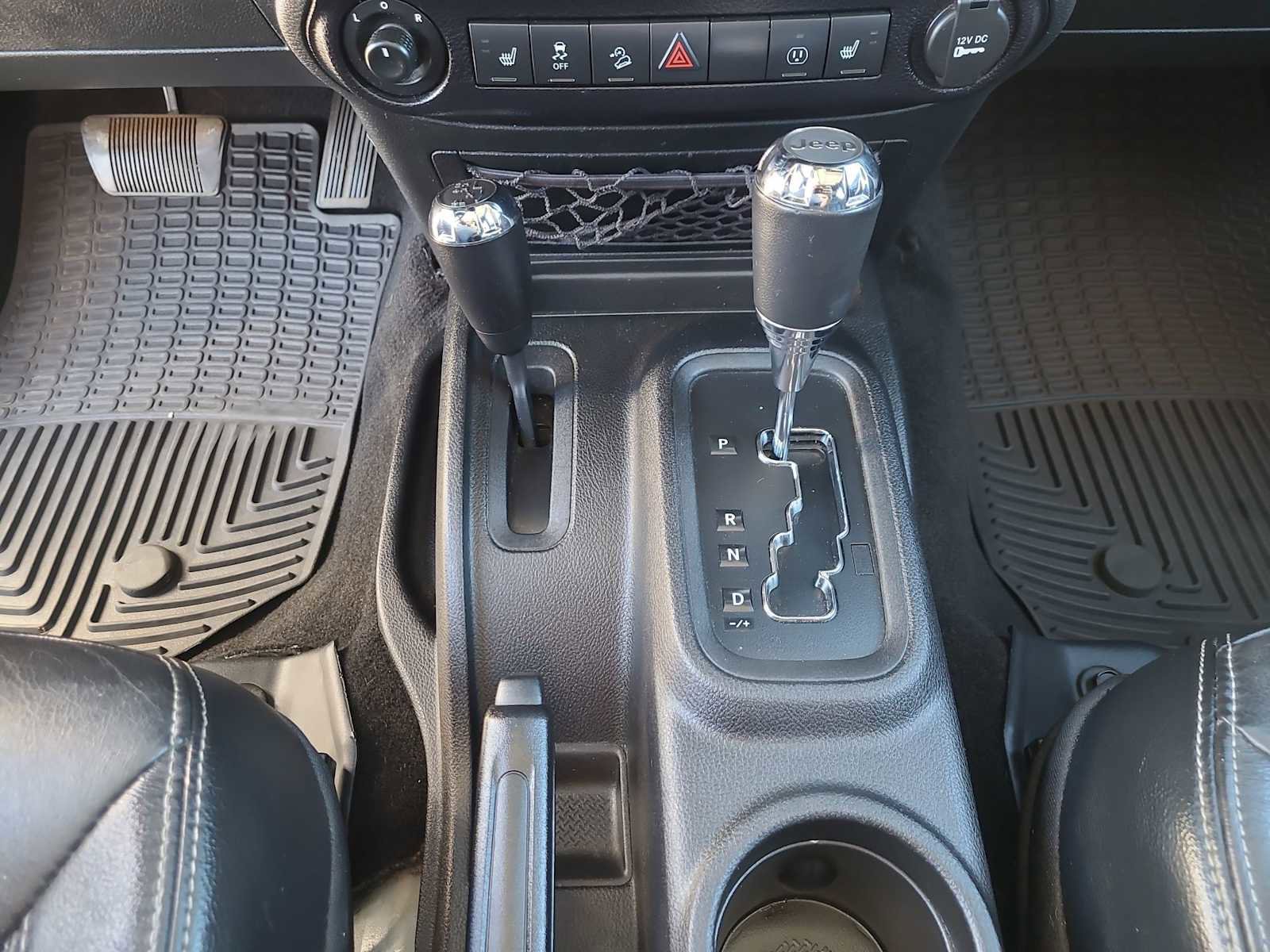 Used 2015 Jeep Wrangler Unlimited Rubicon w/ Connectivity Group AWD/4WD image 25
