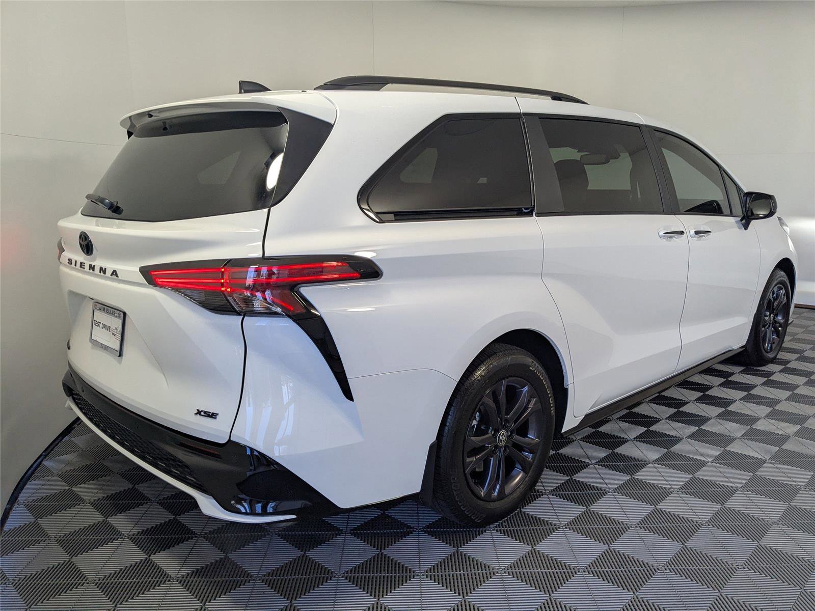 Used 2025 Toyota Sienna XSE image 5