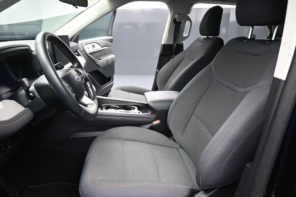 Used 2025 Ford Explorer Active AWD/4WD image 10