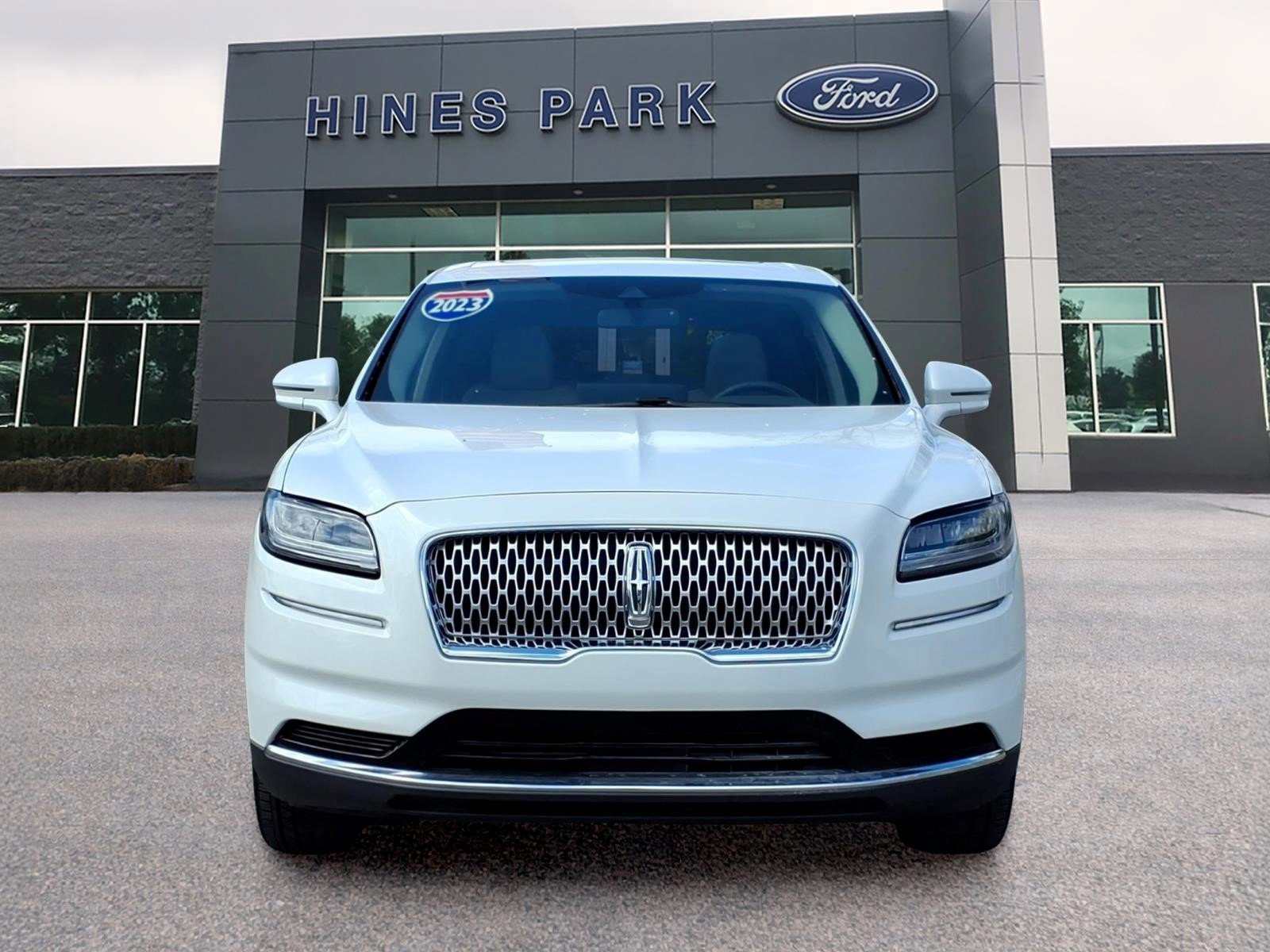 Used 2023 Lincoln Nautilus Reserve AWD/4WD image 2