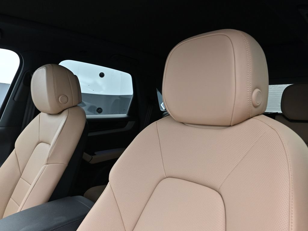 Certified 2026 Porsche Cayenne AWD/4WD image 16