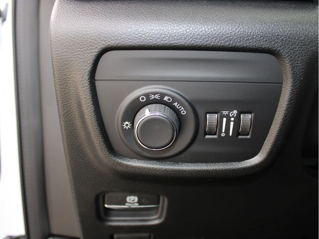 New 2025 Jeep Grand Cherokee Altitude image 13