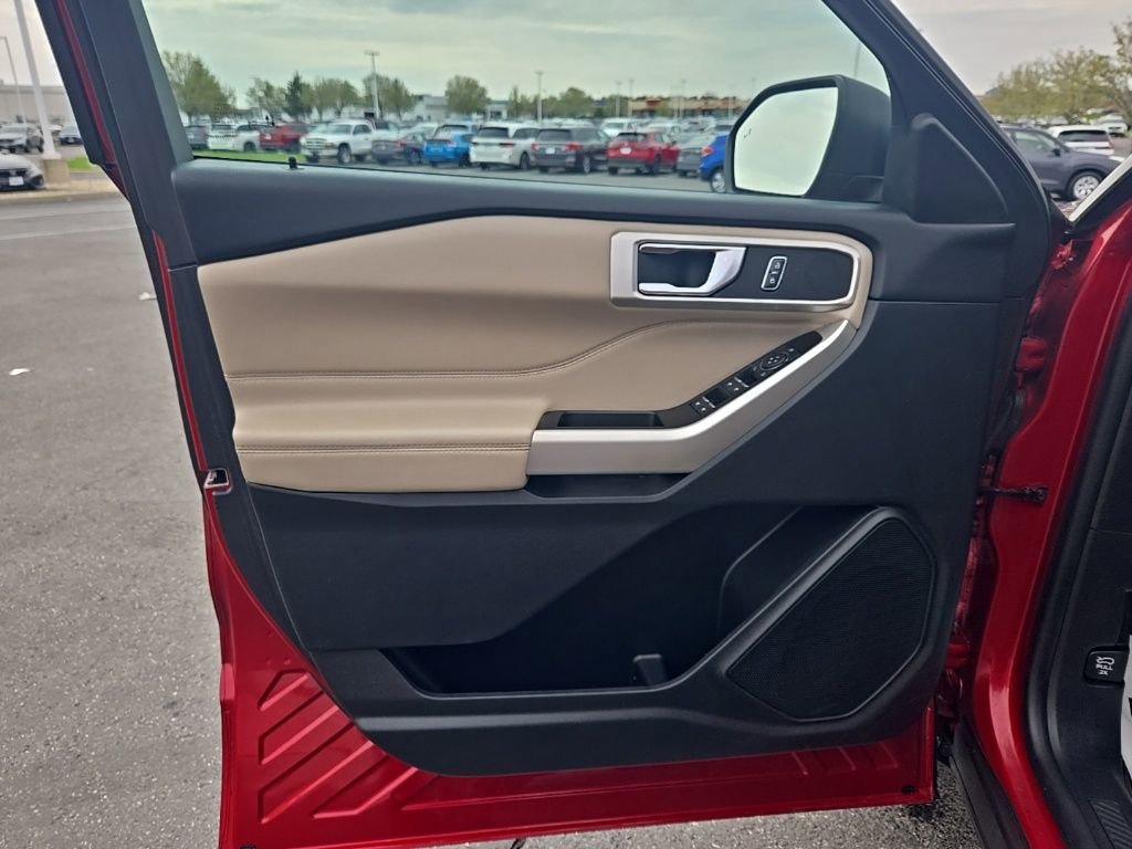 Used 2022 Ford Explorer XLT image 23