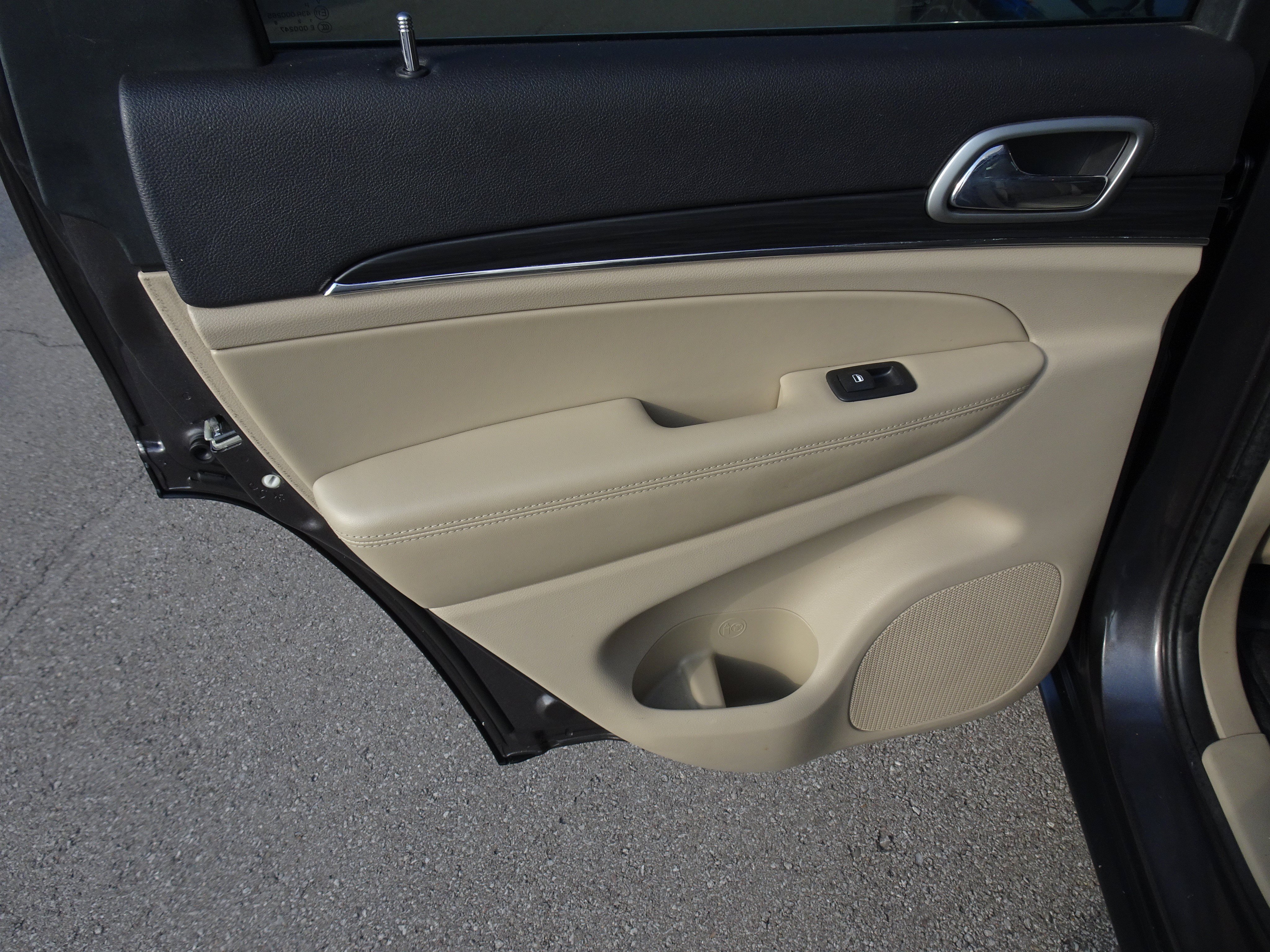 Used 2019 Jeep Grand Cherokee Limited AWD/4WD image 15
