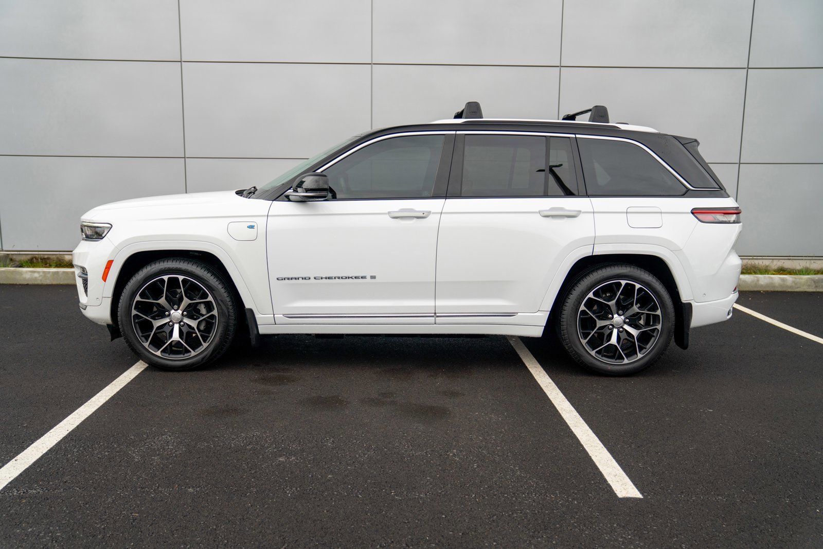 Used 2023 Jeep Grand Cherokee Summit image 2