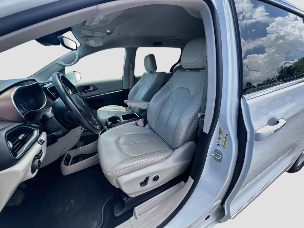 Used 2019 Chrysler Pacifica Touring-L Plus w/ Advanced Safetytec Group FWD image 23