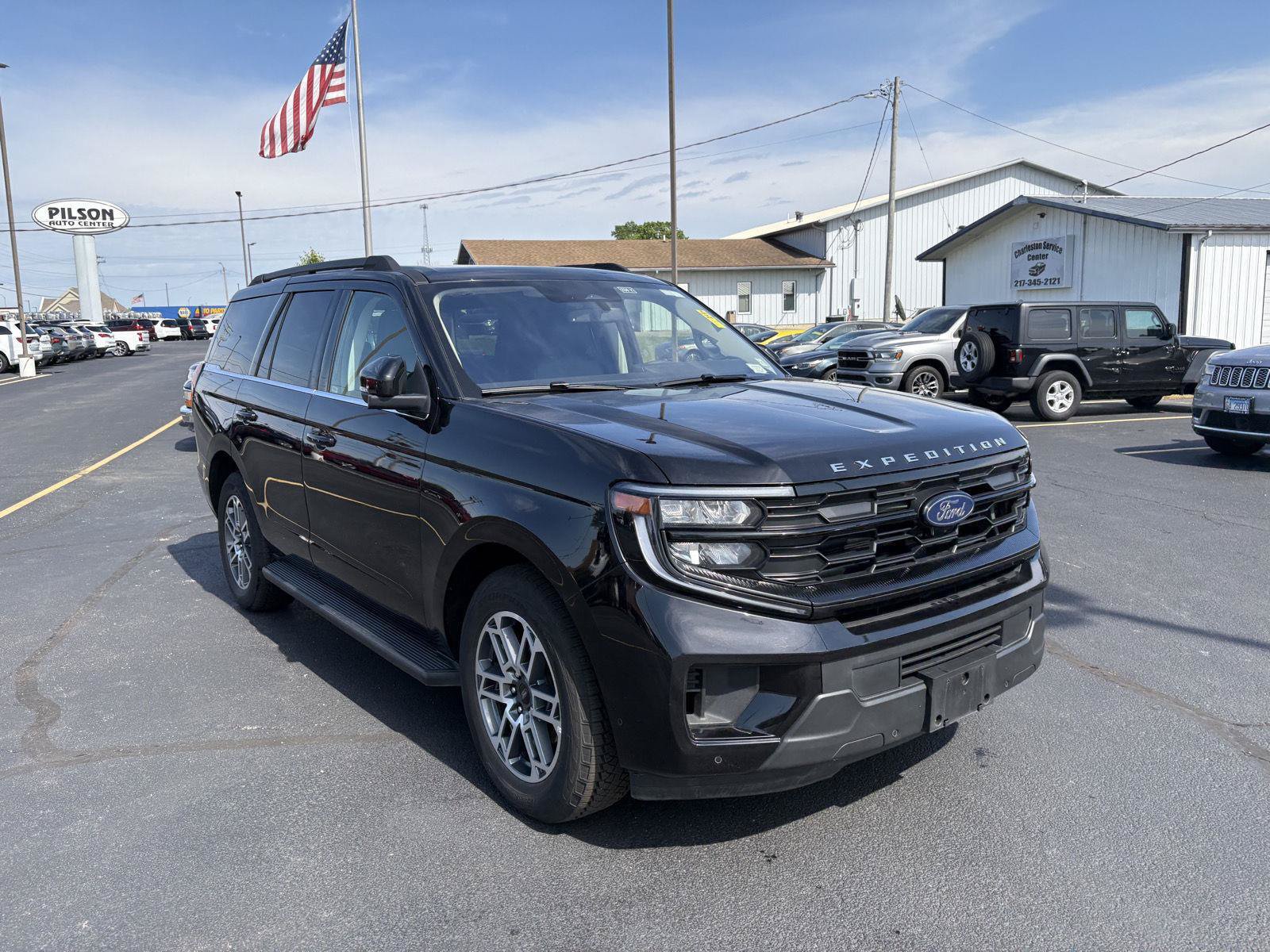 Used 2025 Ford Expedition Active AWD/4WD image 2