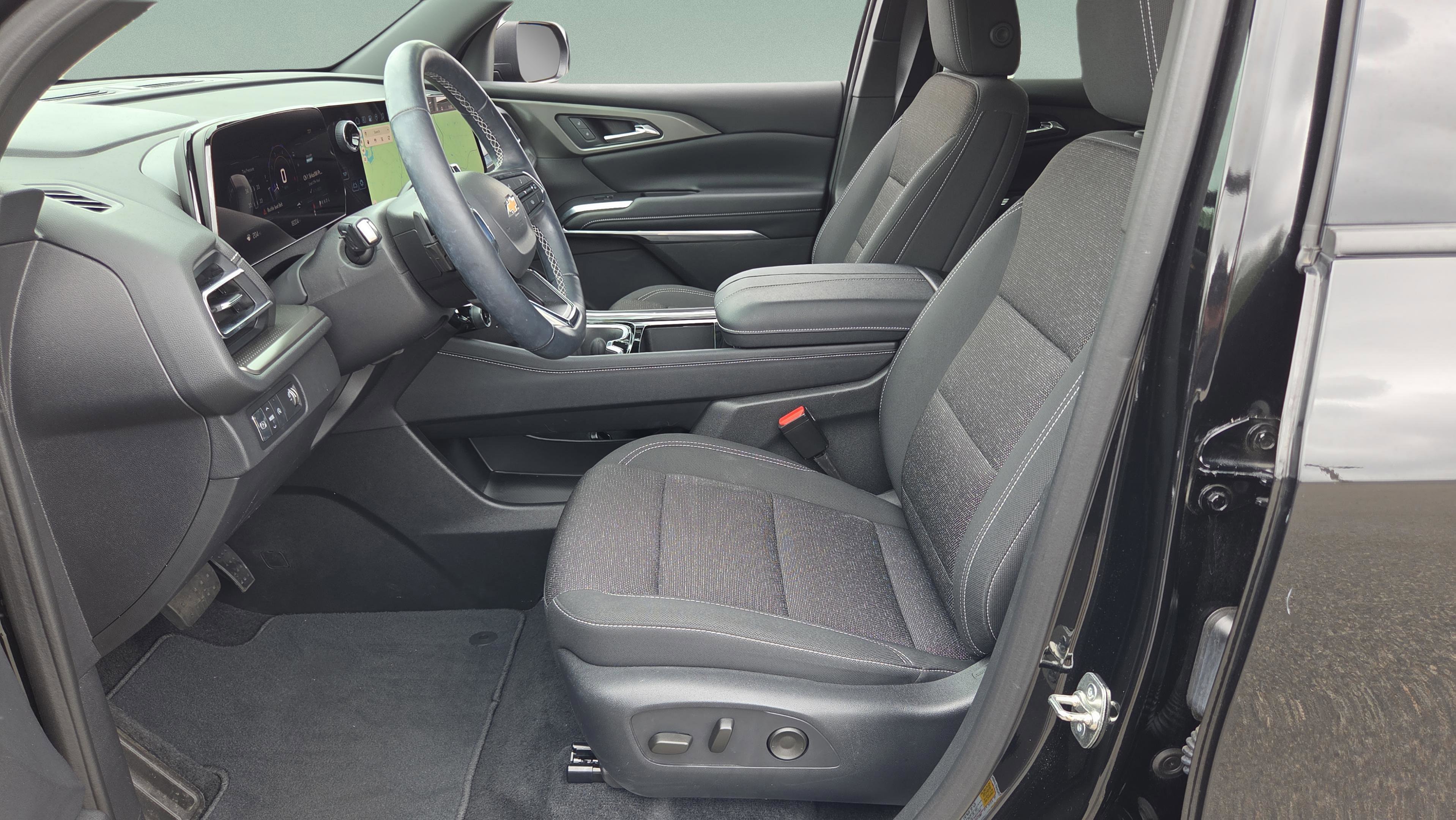 Used 2025 Chevrolet Traverse LT w/ Driver Confidence Package FWD image 9