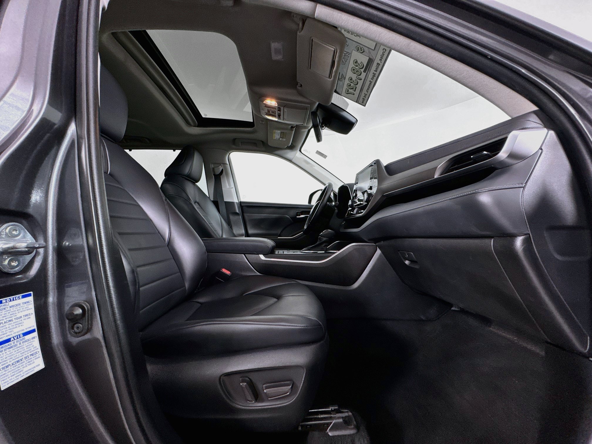 Used 2022 Toyota Highlander XLE AWD/4WD image 29