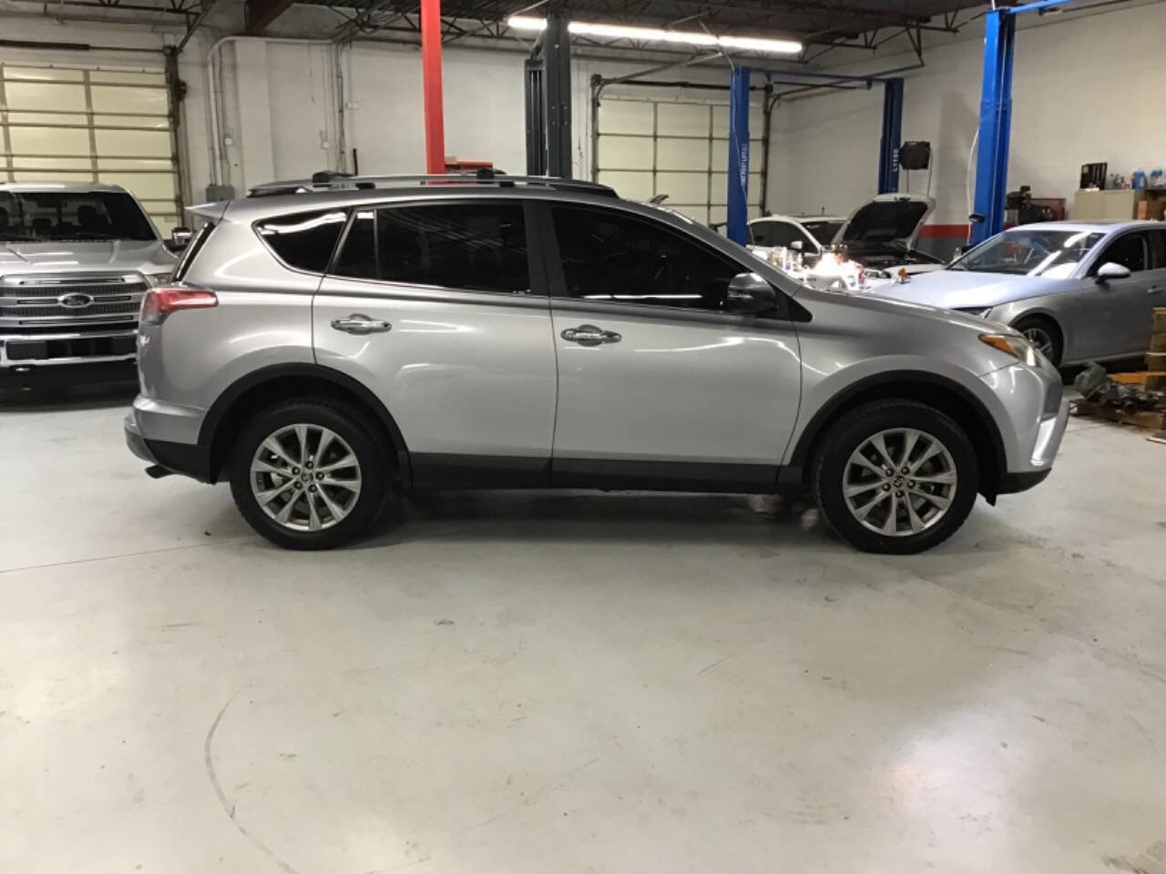 Used 2017 Toyota RAV4 Platinum FWD image 3