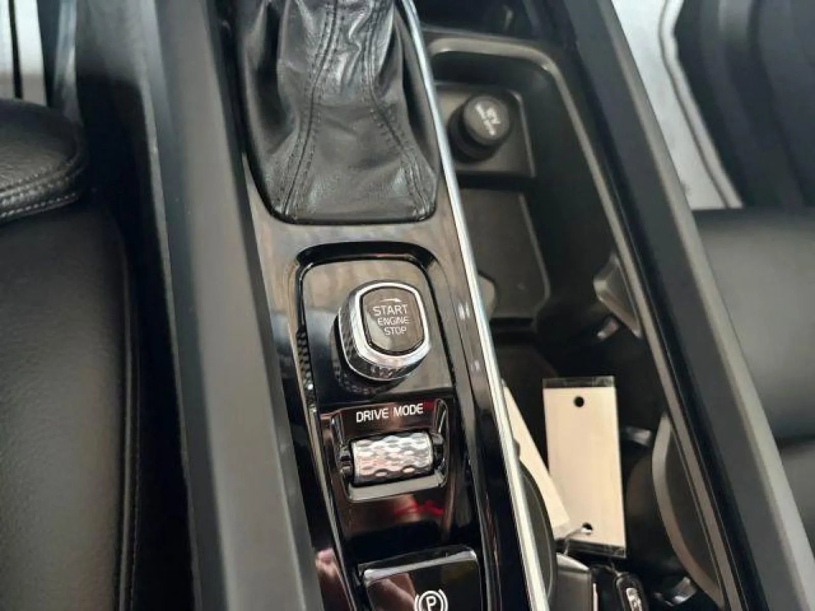 Used 2019 Volvo XC60 T5 Momentum w/ Multimedia Package AWD/4WD image 20