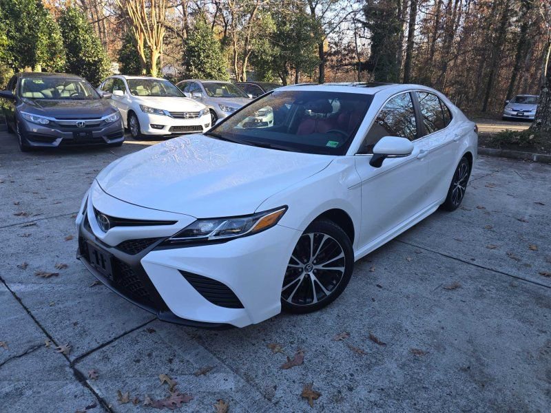 Used 2018 Toyota Camry SE image 1