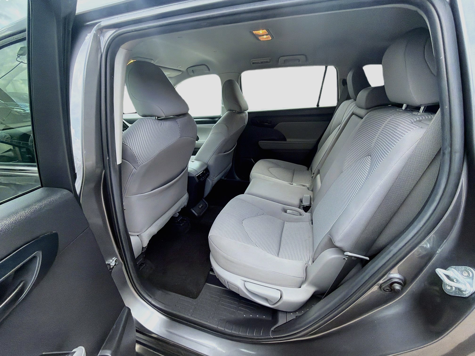 Used 2023 Toyota Highlander LE FWD image 23
