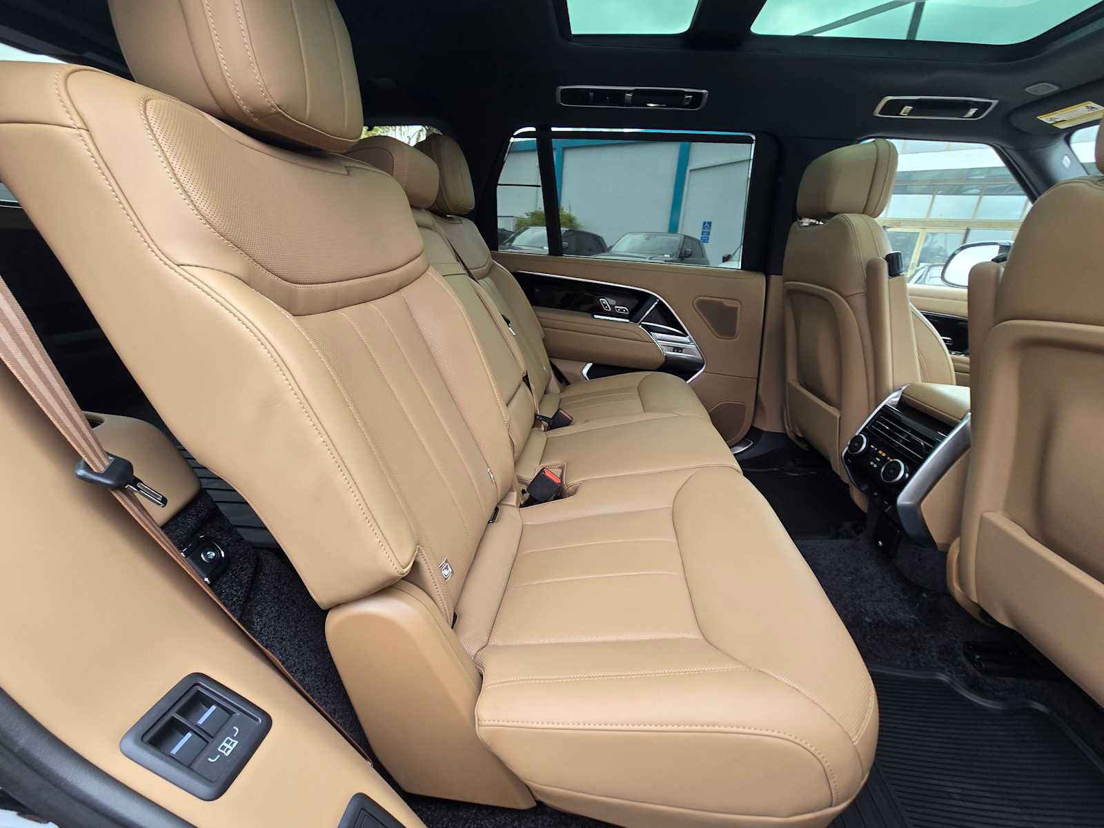 New 2025 Land Rover Range Rover Long Wheelbase SE image 16