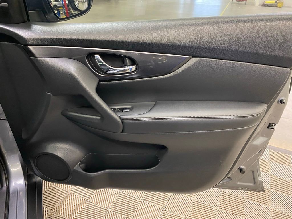 Used 2018 Nissan Rogue SV AWD/4WD image 13