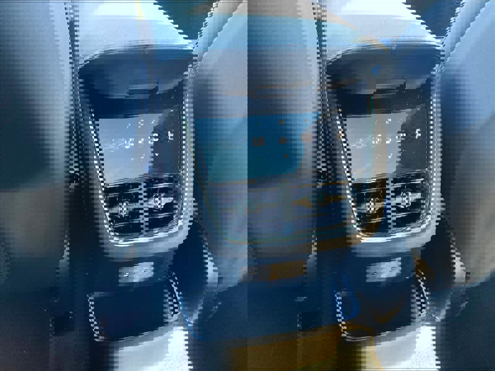 New 2025 Volvo EX90 Plus w/ Protection Package Premier image 16