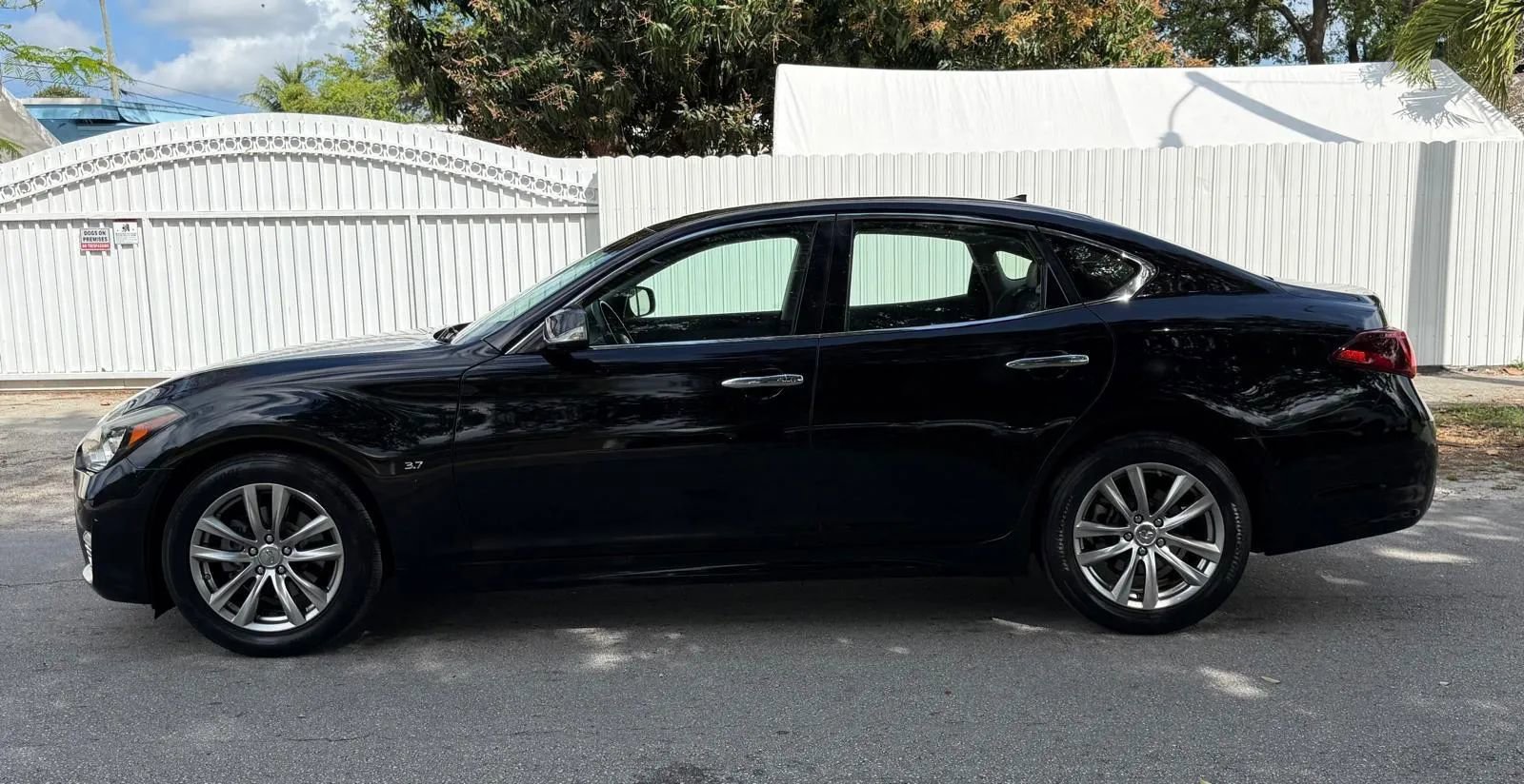 Used 2018 INFINITI Q70 Luxe image 3