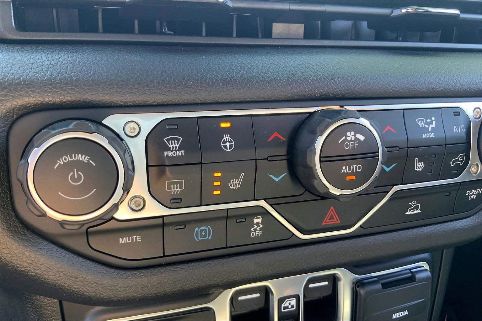 Used 2024 Jeep Wrangler Unlimited AWD/4WD image 33