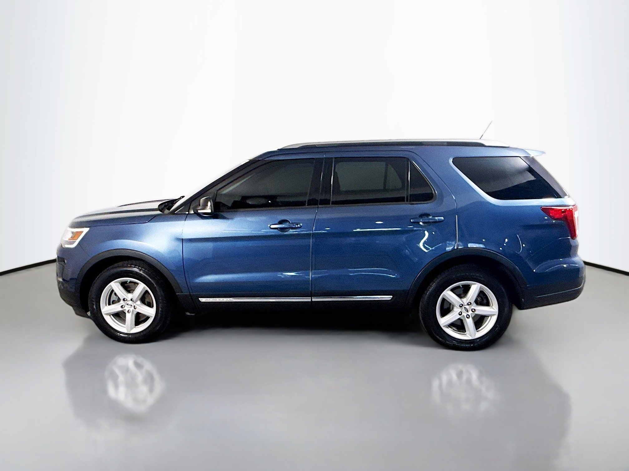 Used 2018 Ford Explorer XLT w/ Equipment Group 202A image 6