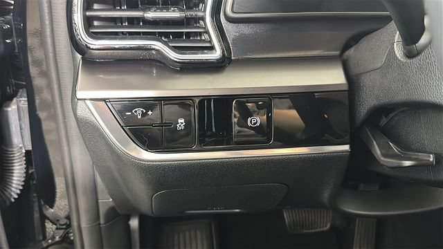 Used 2025 Kia Sportage EX FWD image 19