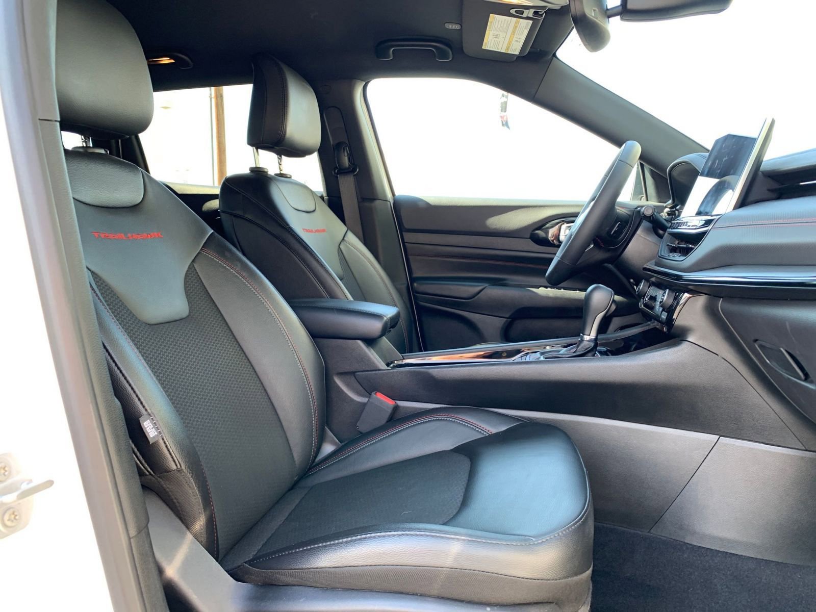 Used 2025 Jeep Compass Trailhawk image 35