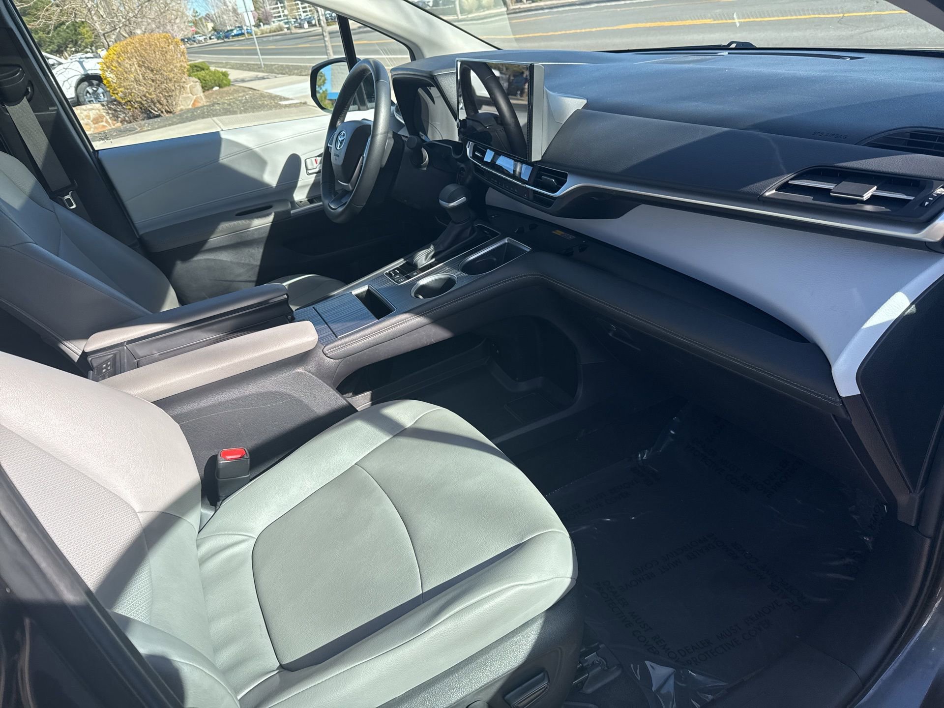 Used 2025 Toyota Sienna XLE image 31