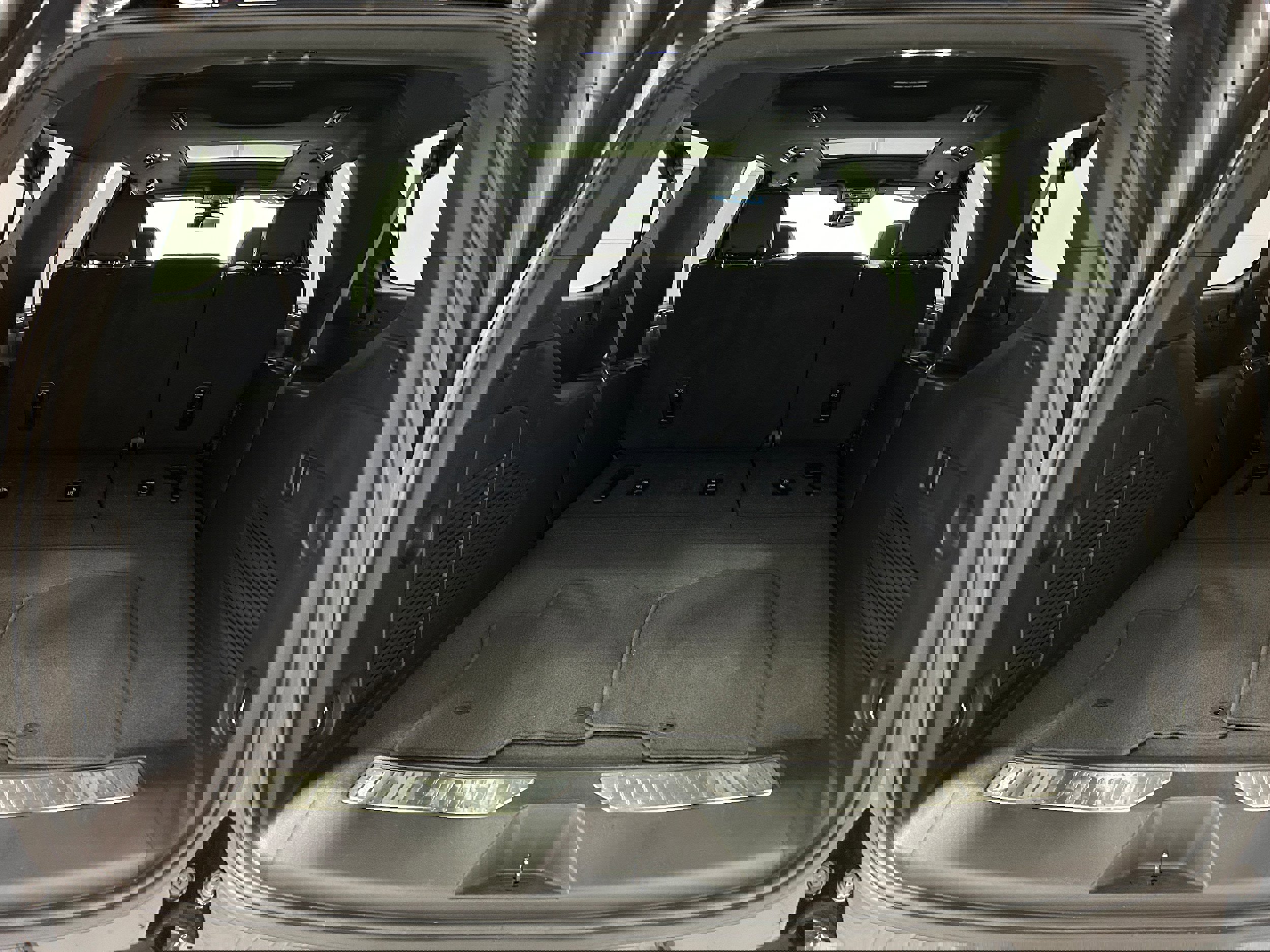 Used 2022 Chevrolet Suburban Z71 image 36