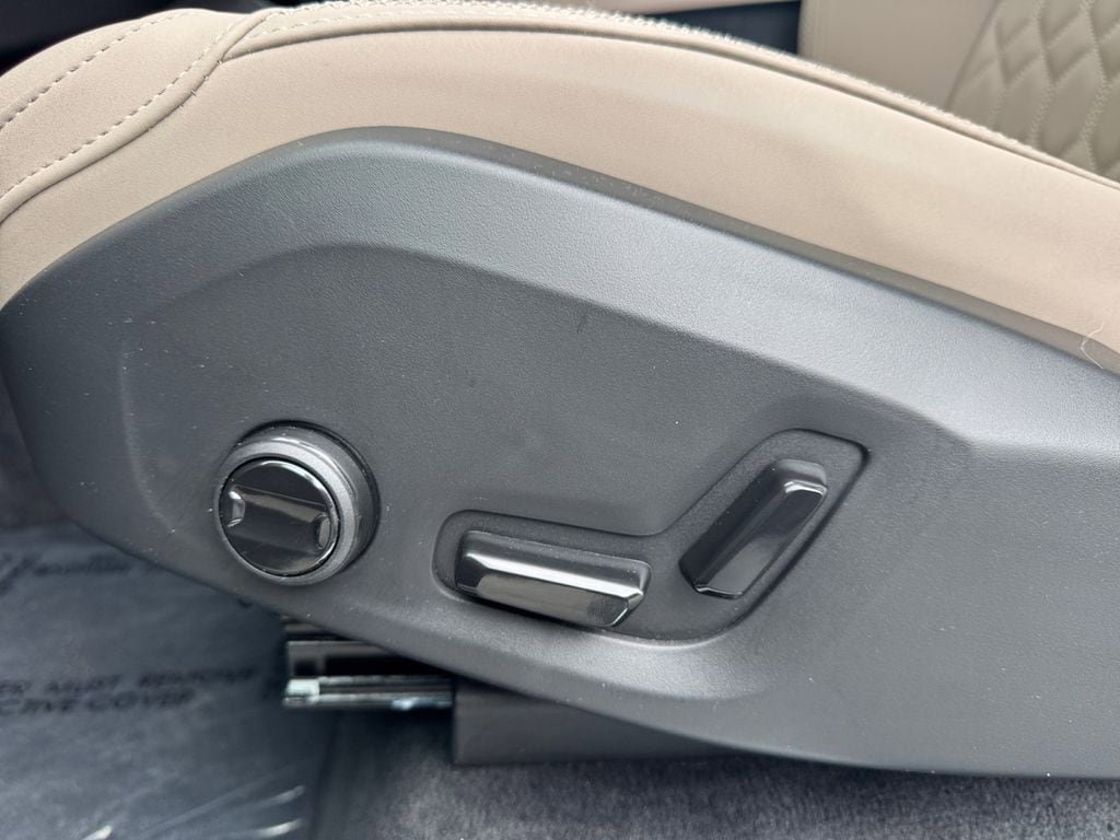 New 2025 Volvo XC90 T8 Core AWD/4WD image 28