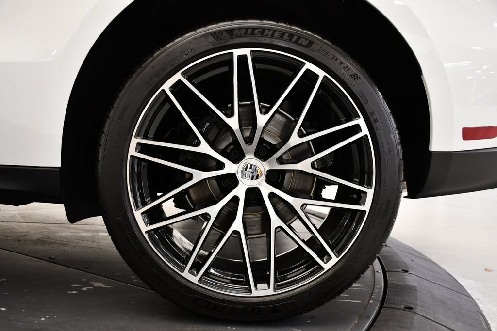 Certified 2026 Porsche Macan AWD/4WD image 16