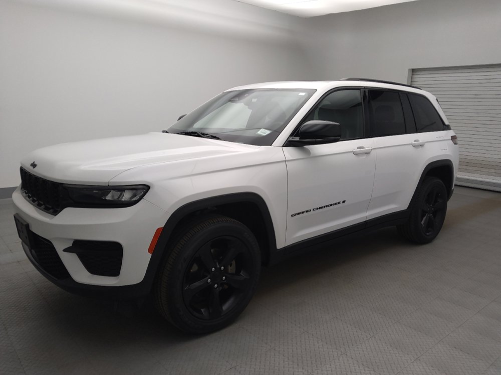 Used 2023 Jeep Grand Cherokee Altitude AWD/4WD image 2