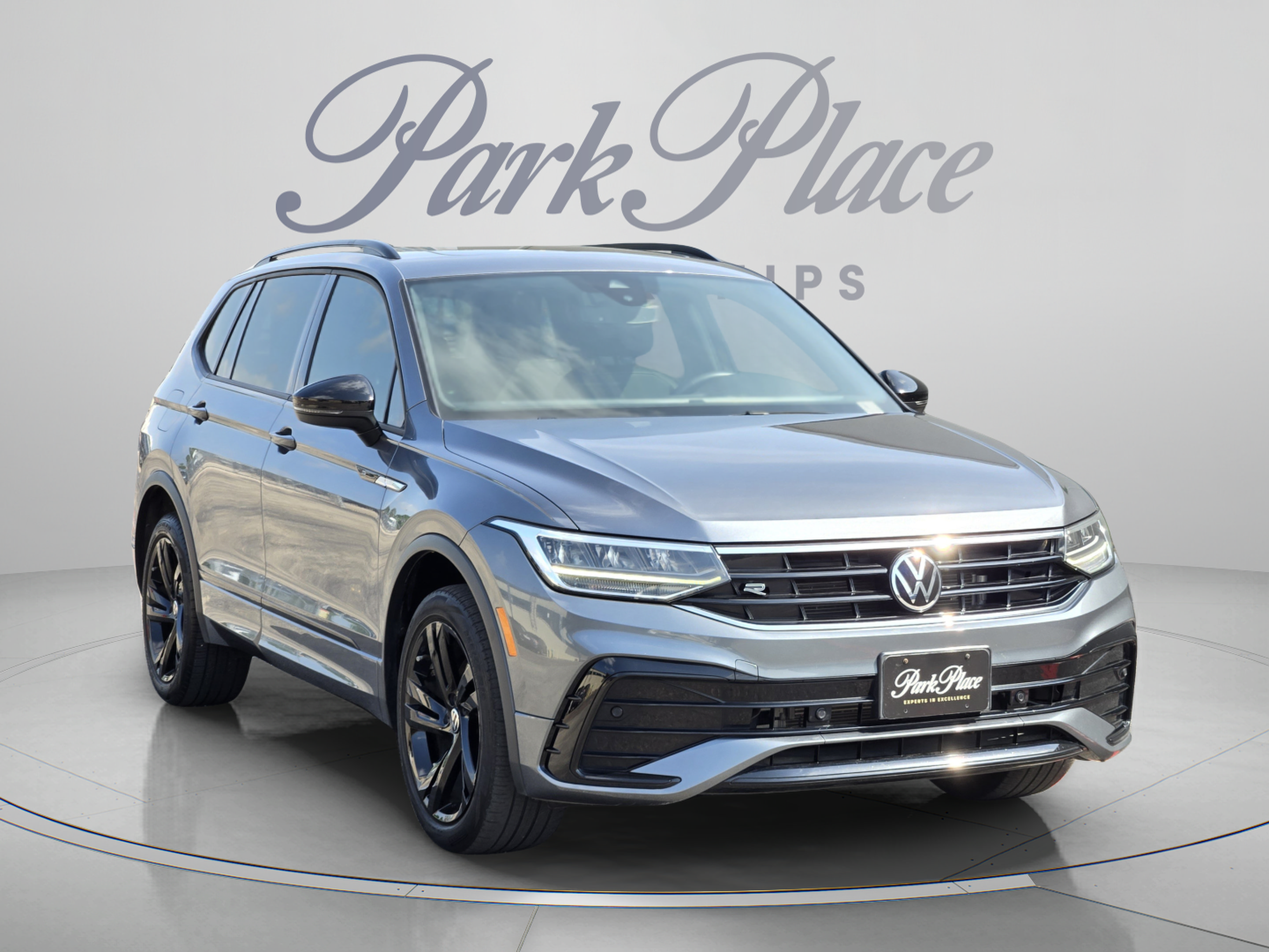 Used 2023 Volkswagen Tiguan SE R-Line FWD image 8
