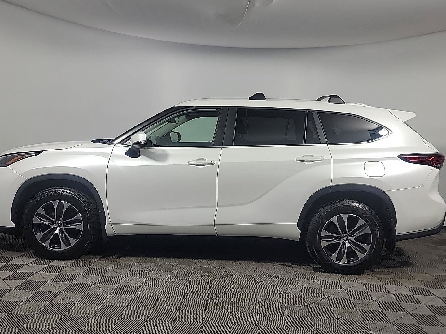 Used 2023 Toyota Highlander XLE AWD/4WD image 11