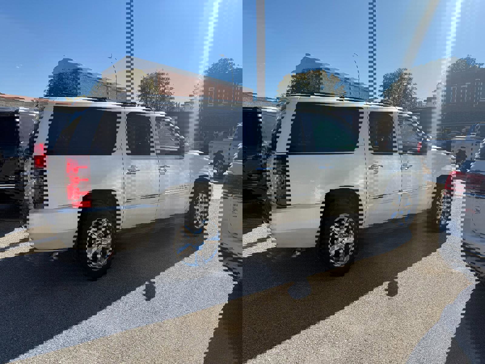 Used 2012 Chevrolet Suburban LTZ image 4