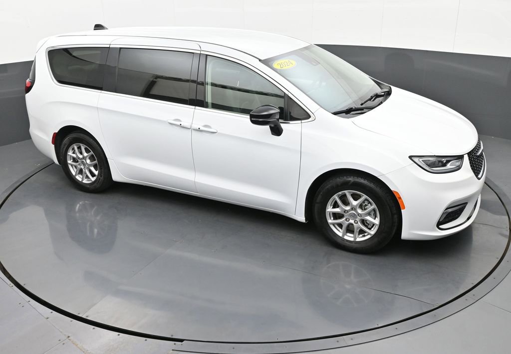 Used 2024 Chrysler Pacifica Touring-L image 24