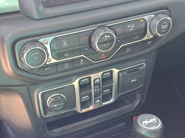 Used 2018 Jeep Wrangler Unlimited Sahara w/ Uconnect 4C Nav & Sound Group AWD/4WD image 14