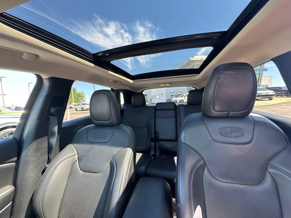 Used 2018 Jeep Cherokee Overland AWD/4WD image 23
