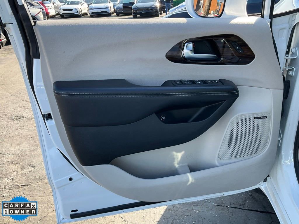 Used 2022 Chrysler Pacifica Limited w/ Uconnect Theater Family Group image 23