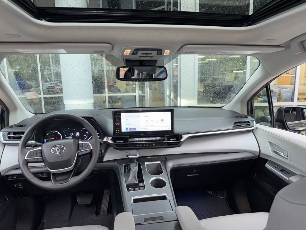 Used 2025 Toyota Sienna XLE image 13