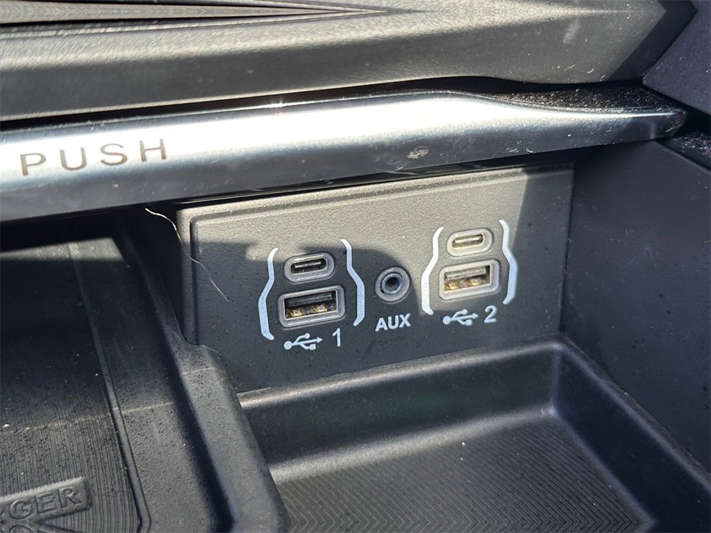 Used 2022 Chrysler Pacifica Limited w/ Uconnect Theater Family Group image 27