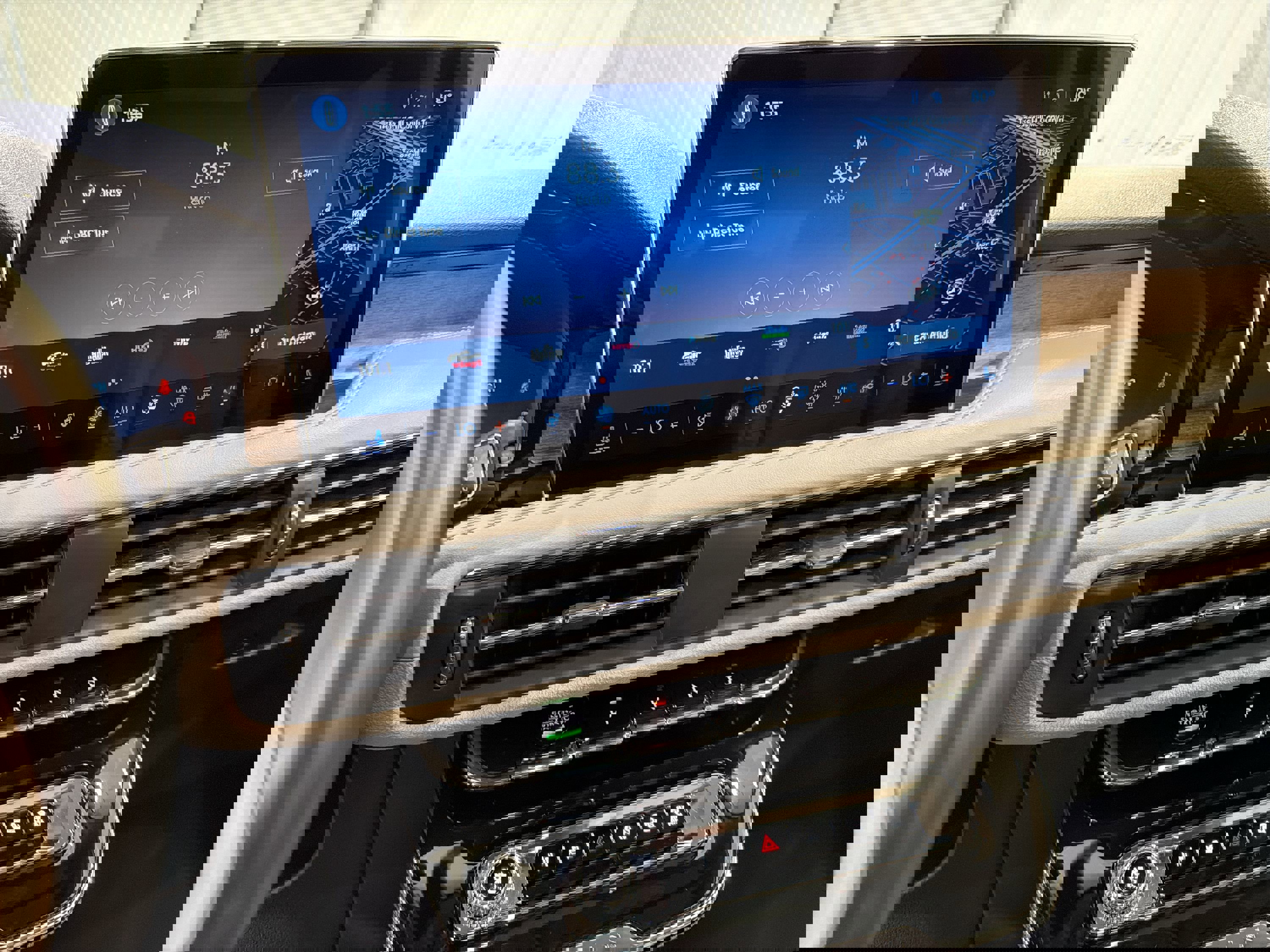 Used 2025 Lincoln Corsair Reserve w/ Equipment Group 202A image 17