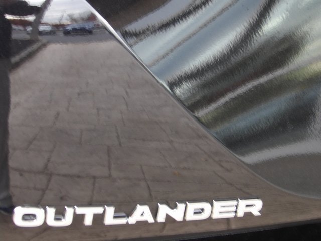 New 2025 Mitsubishi Outlander ES image 8