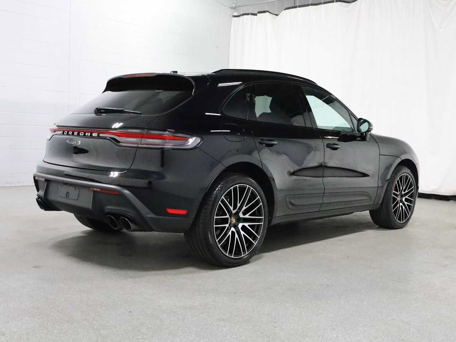 Certified 2025 Porsche Macan S AWD/4WD image 9