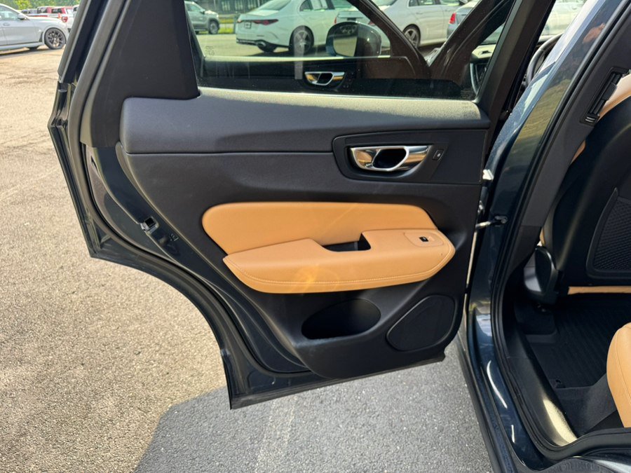 Used 2020 Volvo XC60 T6 Momentum AWD/4WD image 15