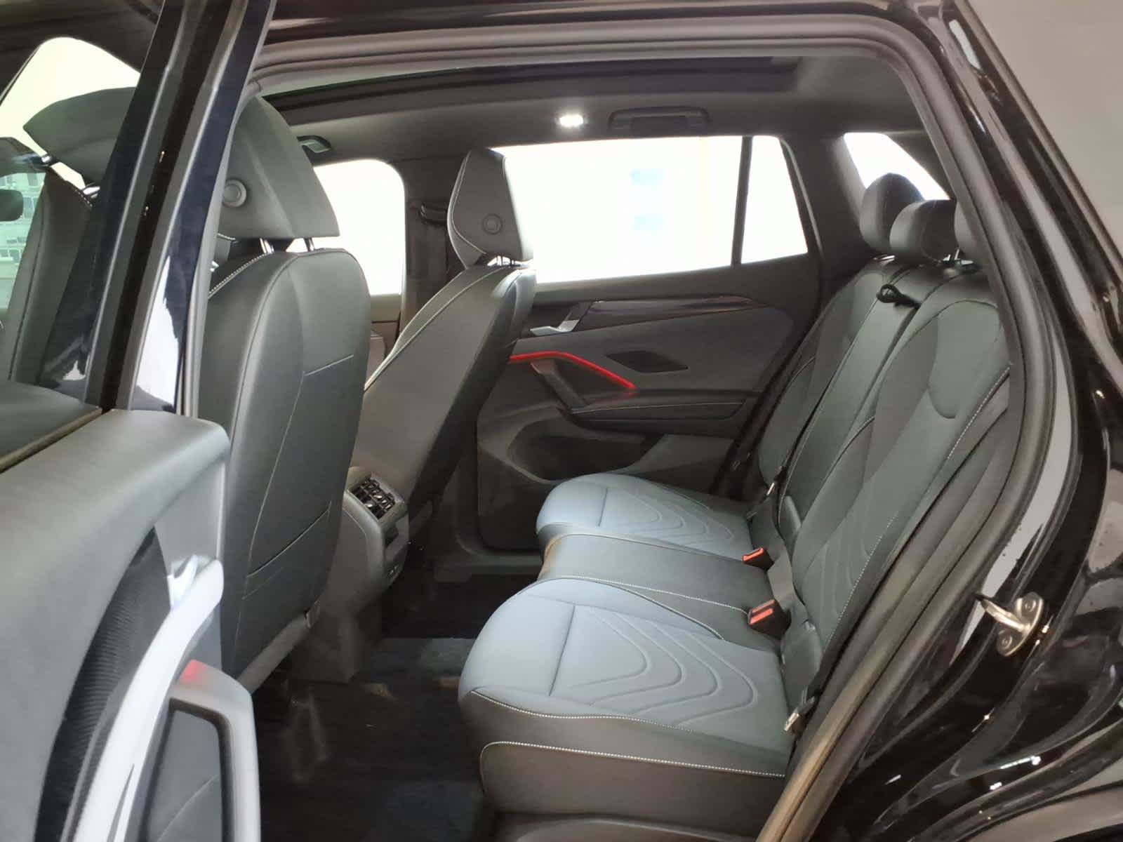 Used 2026 Volkswagen Tiguan SE R-Line AWD/4WD image 10