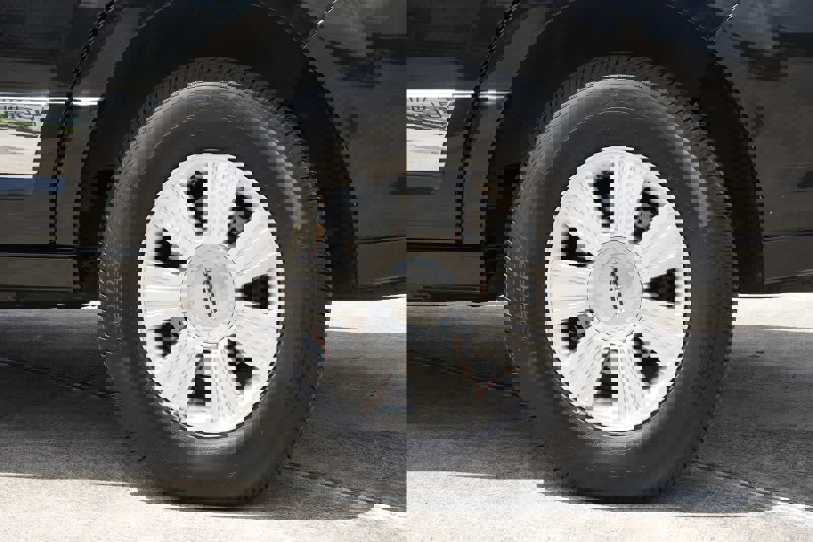 Used 2014 Lincoln Navigator 4WD image 24