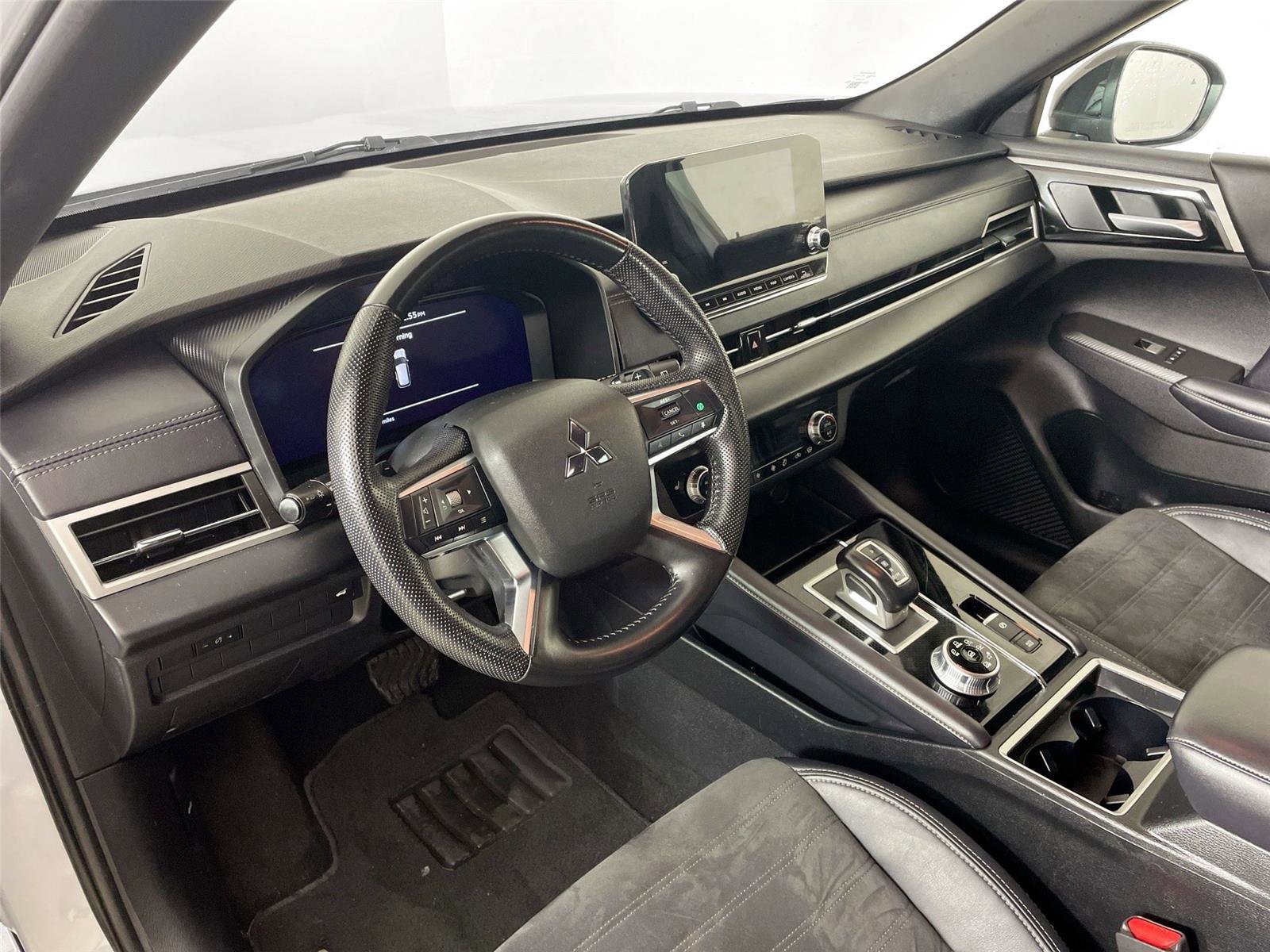 Used 2023 Mitsubishi Outlander SE Black Edition image 9