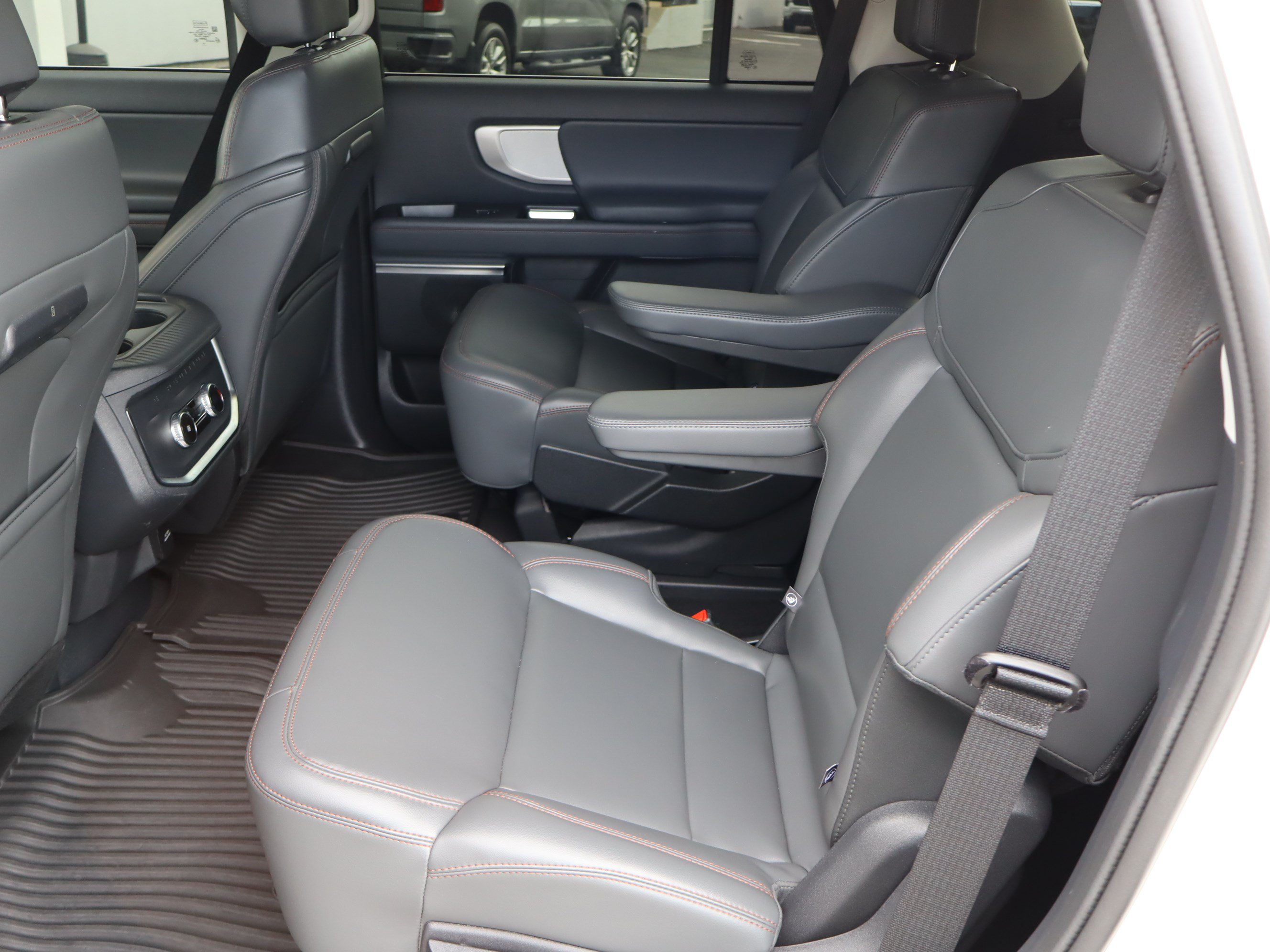 Used 2025 Ford Expedition Active RWD image 34